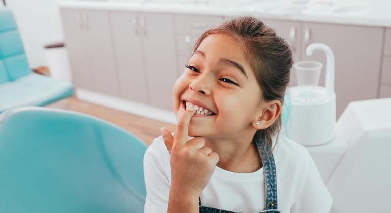 Nina-senalando-sus-dientes-iStock.jpg