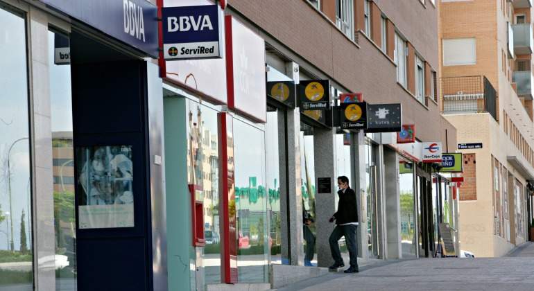 bancos-fachadas-bbva-caixabank-770.jpg