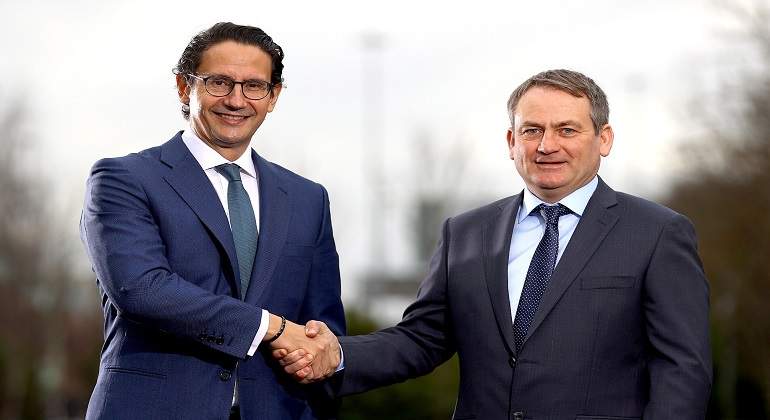 Firma-JL-y-JB-en-Irlanda_press.jpg