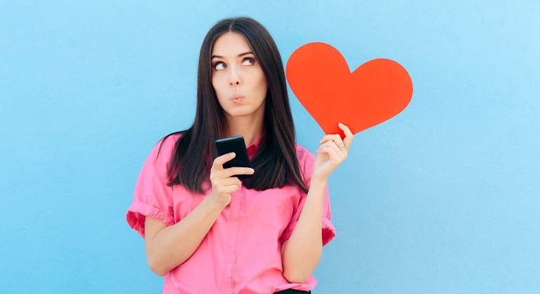 Chica-con-el-movil-y-un-corazon-iStock.jpg