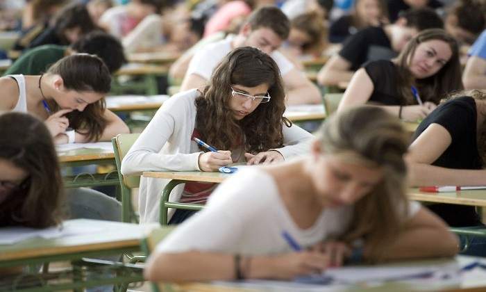 estudiantes-en-selectividad.jpg