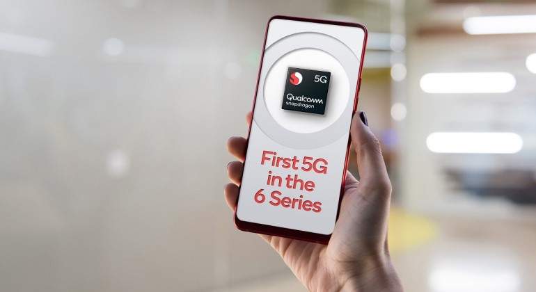 Snapdragon-690-Reference-Design-First-5G-in-the-6-Series-Office-Background.jpg