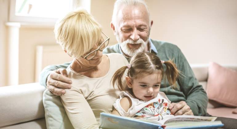 abuelos-nieta-dreamstime.jpg