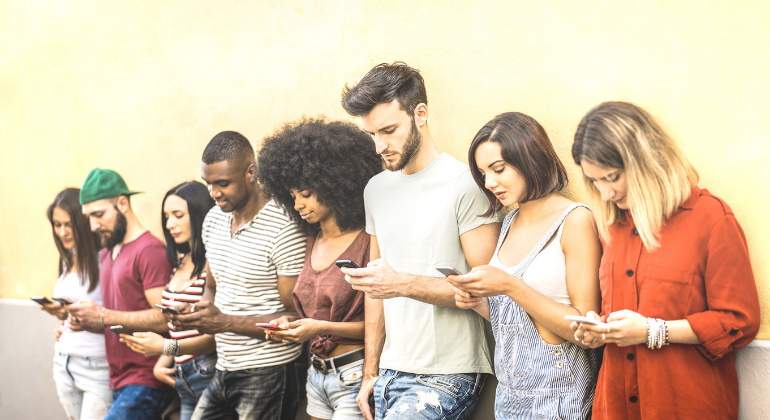 770-420-generacion-z-gente-joven-movil-istock.jpg