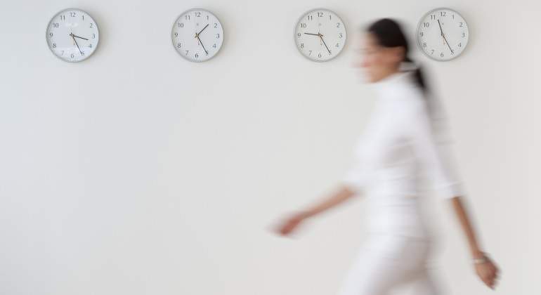relojes-trabajo-registro-horario-jornada-mujer-borrosa-getty-770x420.jpg