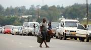 Zimbabue recae en la crisis económica entre escasez de divisas, huelgas y falta de combustible