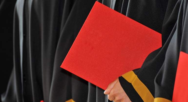 Un gradudado sostiene su ttulo universitario