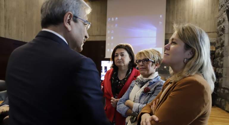 El vicepresidente del Gobierno canario Romn Rodrguez habla con varias personas