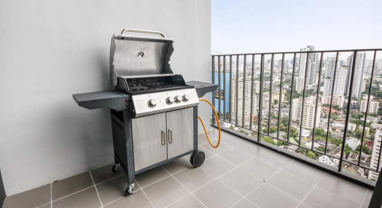 barbacoa-terraza-balcon-legal-dreamstime.jpg