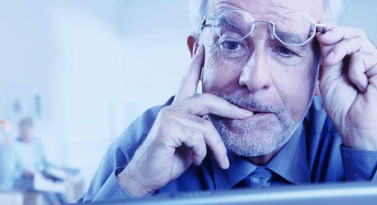 trabajador-senior-pensativo-getty.jpg