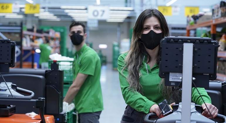 Mario-y-Coral-trabajadores-de-la-Colmena-de-Getafe-Madrid-con-la-nueva-mascarilla-corporativa.jpg