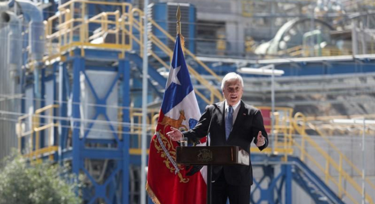 pinera-bandera-reuters-2019.png