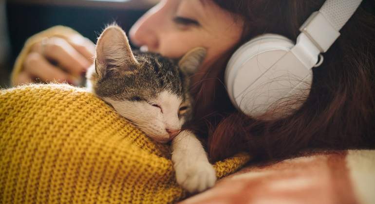 Una-chica-abranzando-a-su-gato-iStock.jpg