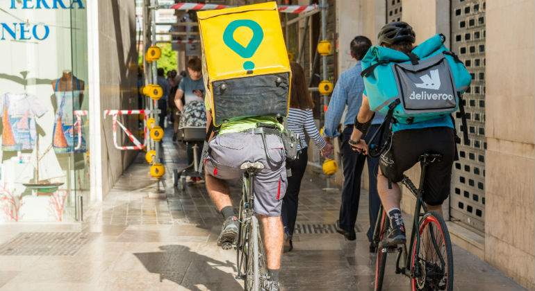 glovo-deliveroo-riders-malaga-alamy.jpg