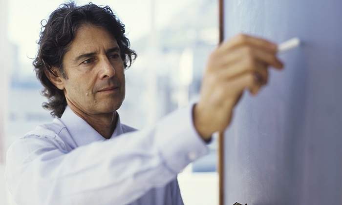 Profesor_escribe_pizarra.jpg