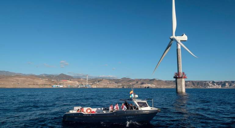 Una embarcacin pasa cerca de un aerogenerador offshore