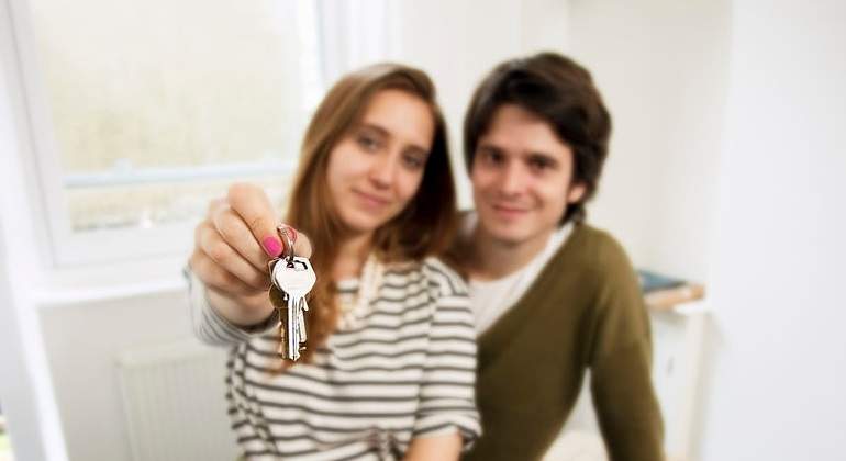 alquiler-llaves-pareja-lejos-getty.jpg