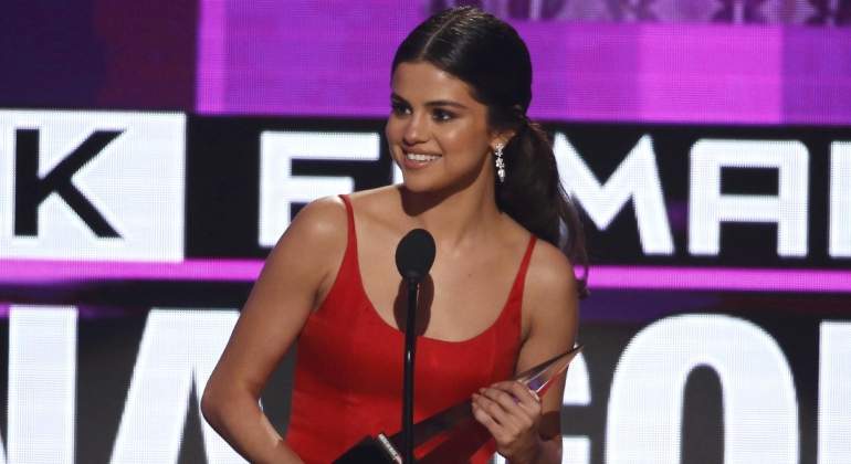 selena-gomez-american-music-2016-reuters.jpg