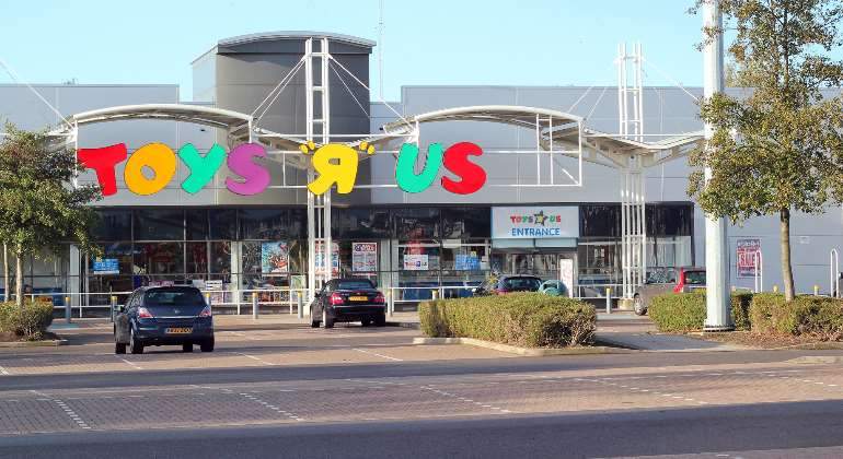 toysrus-parking-vacio-770-dreamstime.jpg