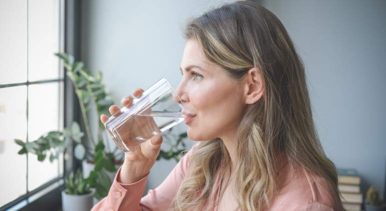 mujer-bebe-agua.jpg