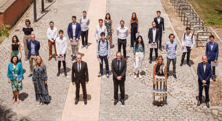 Mesa-presidencial--Premiados-Estudiantes-1.jpg
