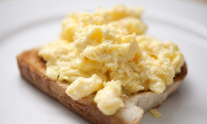 Una-tostada-con-huevos-revueltos-encima-iStock.jpg