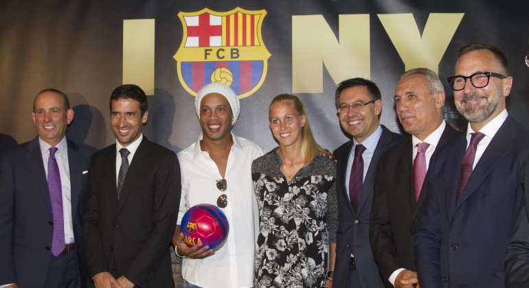 Inauguracion-oficina-Barcelona-NY-Raul-ronaldinho-Bartomeu-Stoichkov-efe-2016.jpg