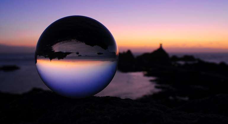 Bola-de-cristal-refleja-paisaje-iStock.jpg