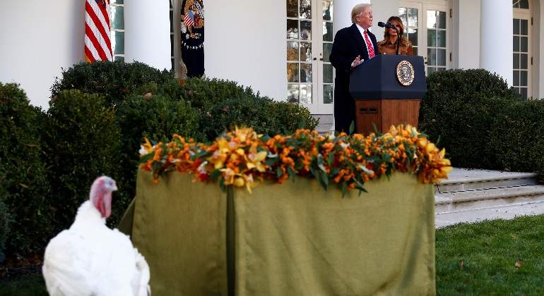 donald-trump-melania-accion-de-gracias-thanksgiving-indulto-pavo-casa-blanca-26noviembre2019-reuters-770x420.jpg