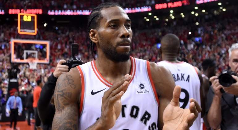 kawhi-leonard-aplaude-raptors-reuters.jpg