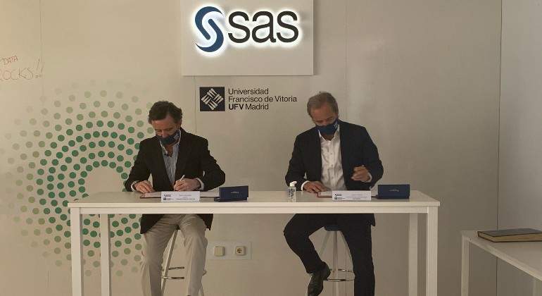 Inauguracion-del-aula-Daniel-Sada-izqda-y-Christian-gardiner-dcha.jpg