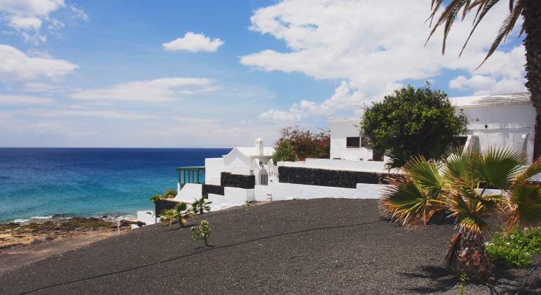puerto-del-carmen-lanzarote-dreamstime.jpg