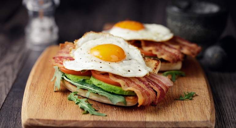 Una-tosta-de-aguacate-bacon-y-huevo-iStock.jpg