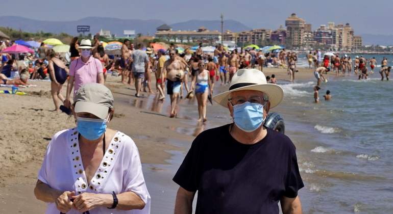 matrimonio-mascarillas-playa-alboraya-efe.jpg