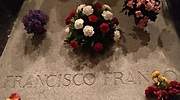 Decenas de personas se concentran frente a la Almudena para rechazar el traslado de Franco