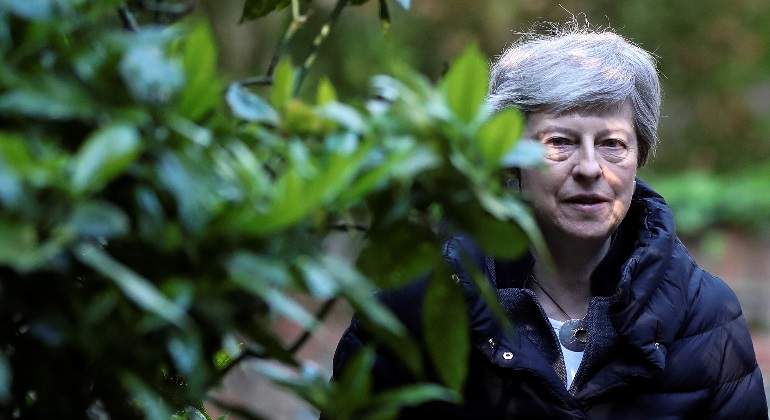 theresa-may-primera-ministra-reino-unido-detras-planta-brexit-reuters-770x420.jpg