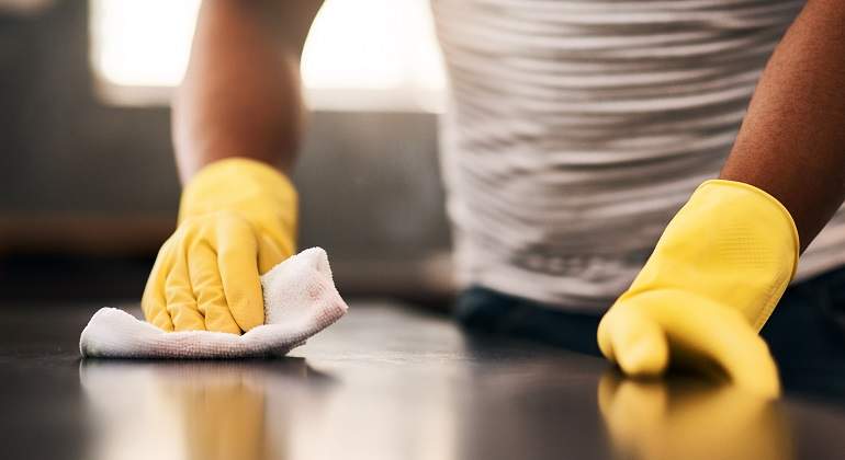 Limpiando-superficie-con-guantes-iStock.jpg