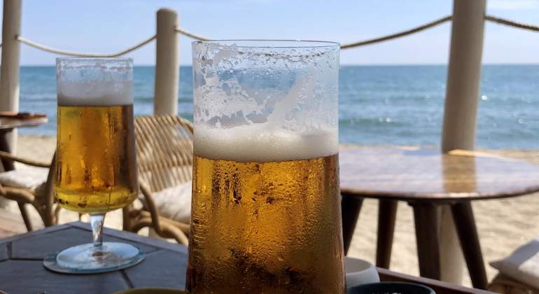cerveza-espana-playa-dreamstime.jpg