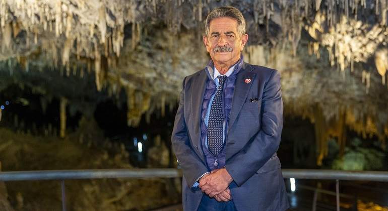 Imagen-EuropaPress_2563530_presidente_cantabria_miguel_angel_revilla_felicita_navidad_cueva_soplao.jpg