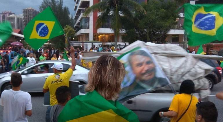 brasil-banderas-bolsonaro.jpg