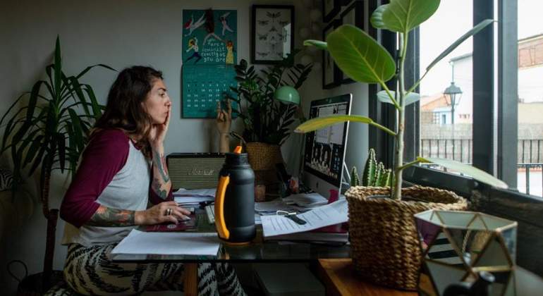 mujer-teletrabajo-casa-espana-estado-de-alarma-coronavirus-efe-770x420.jpg