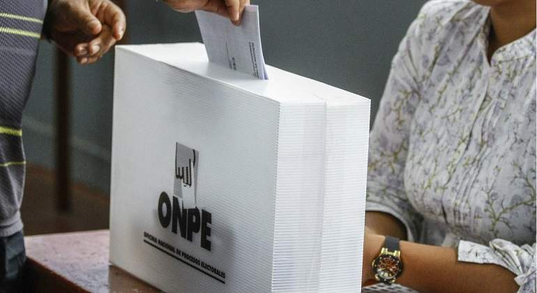 Las encuestas extrapolan el resultado de Andalucía a las generales: gana el PSOE pero suman las derechas