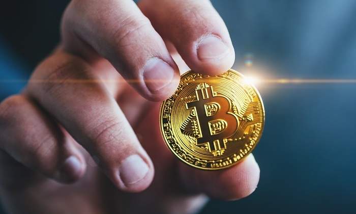 bitcoin-mano-brilla.jpg