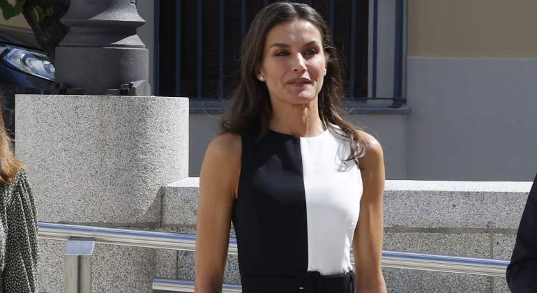 letizia-vestido-blanco-negro-770.jpg