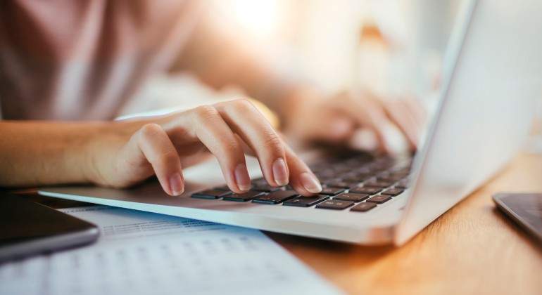 ordenador-mujer-teclea-istock.jpg