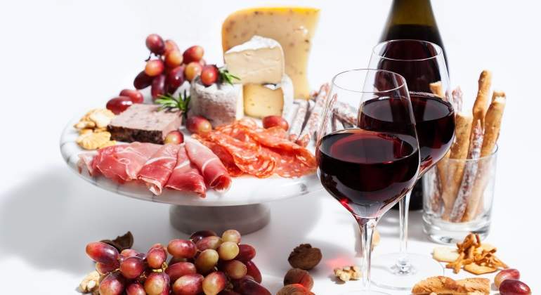 vino-jamon-queso-uvas-dreamstime.jpg