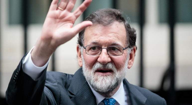 rajoy-mariano-saluda-traje.jpg