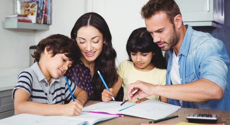 familia-estudia-ninios.jpg