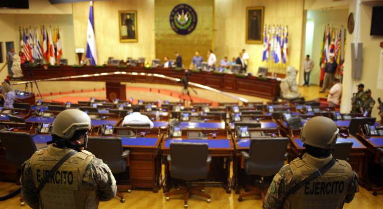 militares-elsalvador-congreso-reuters.jpg
