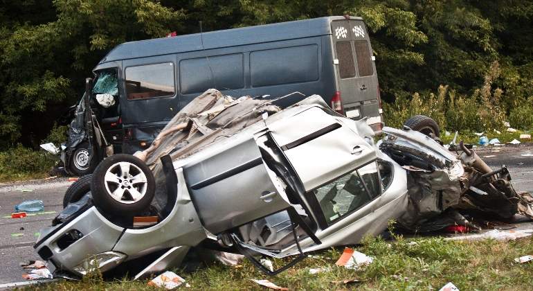accidente-trafico-dreamstime-coche-volcado.jpg